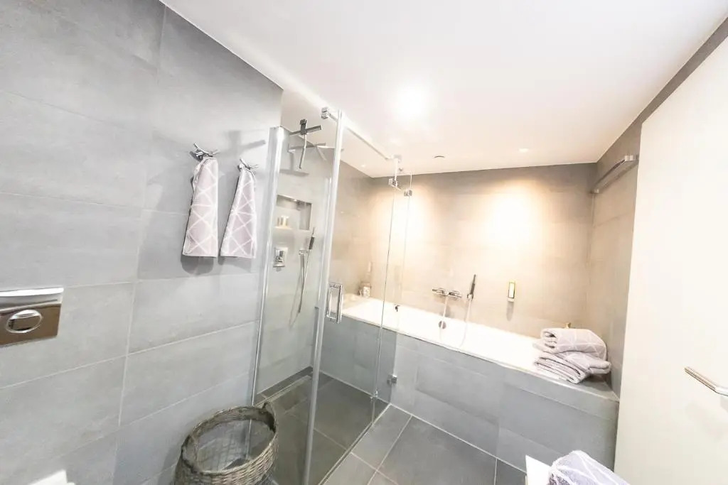 VIP Deluxe 107qm auf zwei Etagen 1 Dopplezimmer EG 1 Doppelzimmer auf der Galerie sowie 2 Badezimmer und komplette Küche mit Mikrowelle und Backofen Ideal für 1 bis 6 Gäste Direkter Blick auf Garten und Bergblick Alles nur nicht 0815