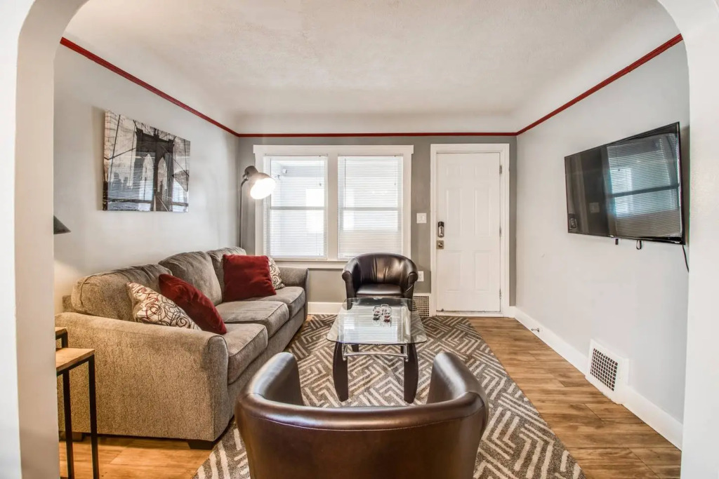 AutoManiac spot in the heart of Pontiac/3 beds 2 baths