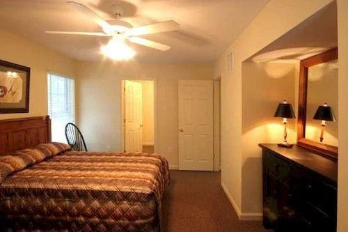 Lakeside Resort-the Holly Suites