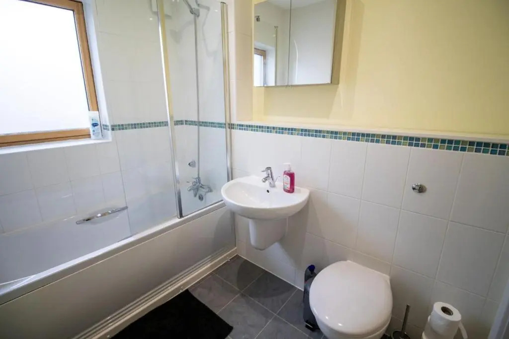 Large Modern Contractor House with Balcony & Private Parking - CMK by Comfy Workers