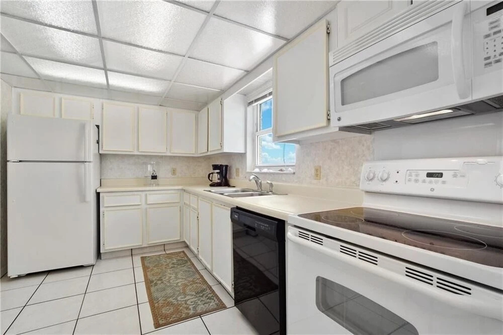 Sea Breeze 401 New! Amazing Beach Front/walk to John's Pass!