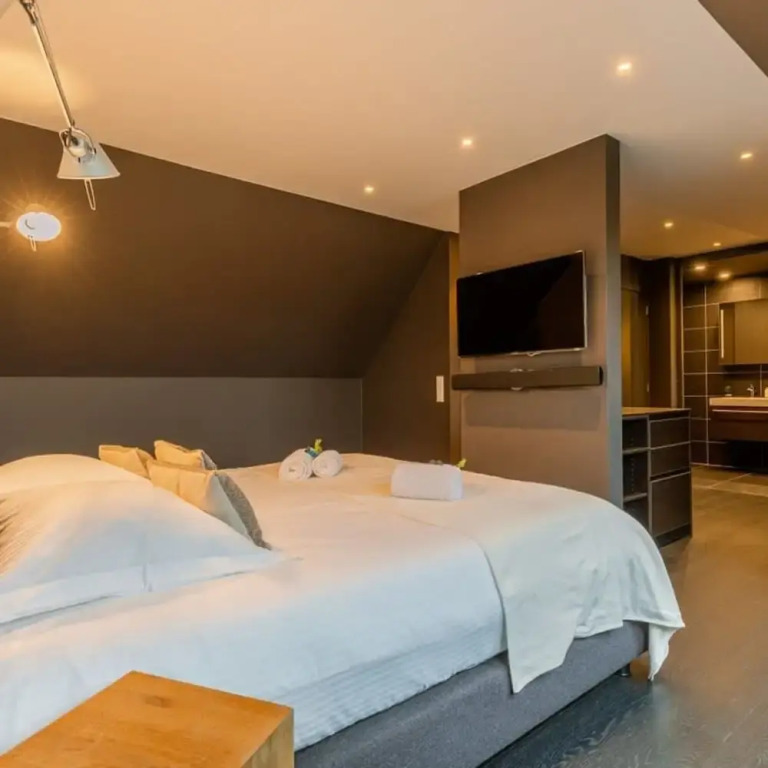 Huswell - Fabulous House for 8 People With Sunny Garden