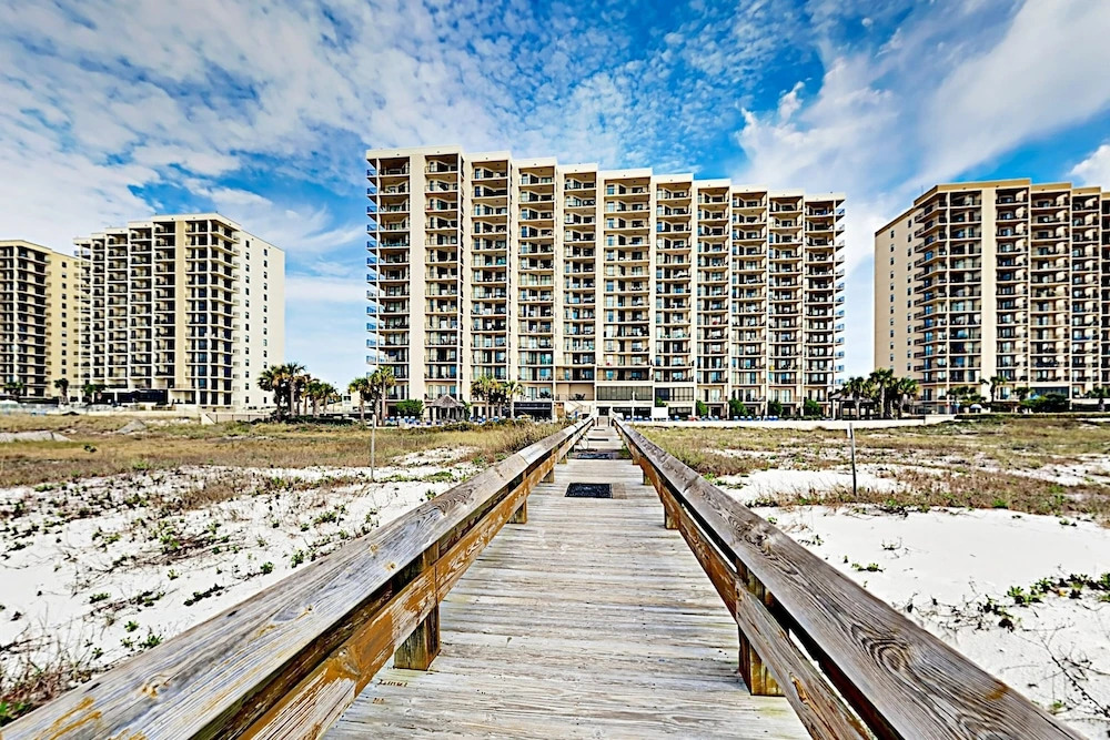 Gulf-view Corner - Balcony, Pools & Hot Tubs 3 Bedroom Condo