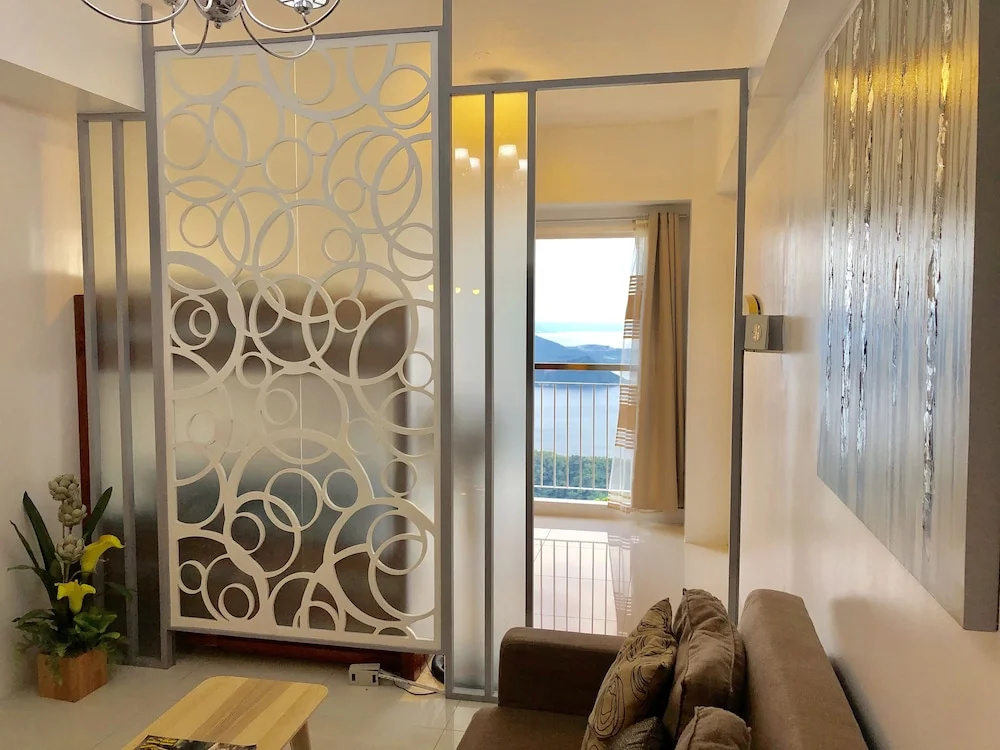 Dr. Calayan's Cozy Wind Residences Tagaytay Taal View