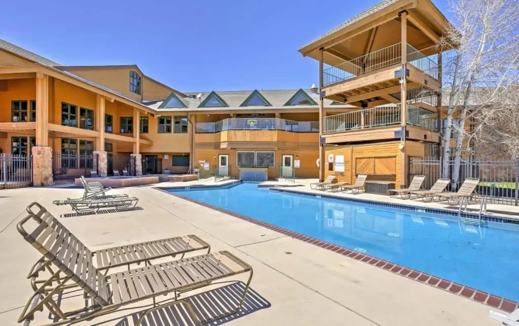 DOCO Rocky Mountain Vacation Rental-Queen Suite with Resort Amenities