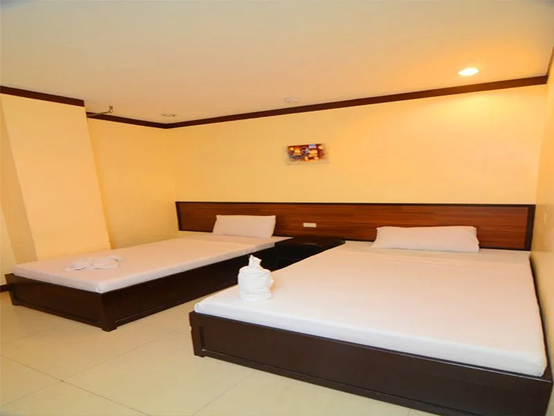 Avenue 5 Hotel