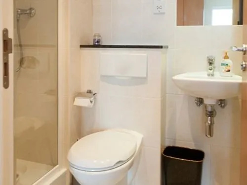 Sunny Apartment off Grand Canal Square Dublin 2
