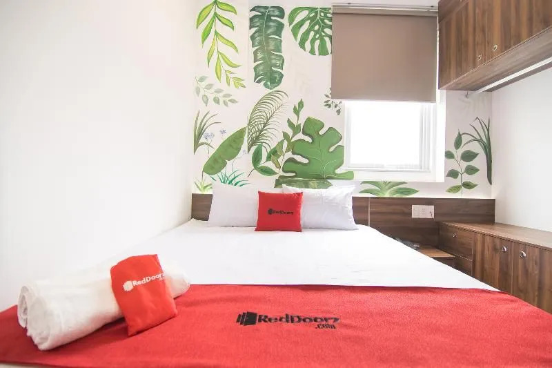 RedDoorz Plus @ Tran Quang Khai Street