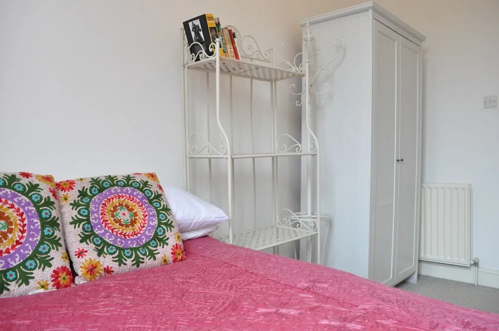 Bright 2 Bedroom Flat in Great Location