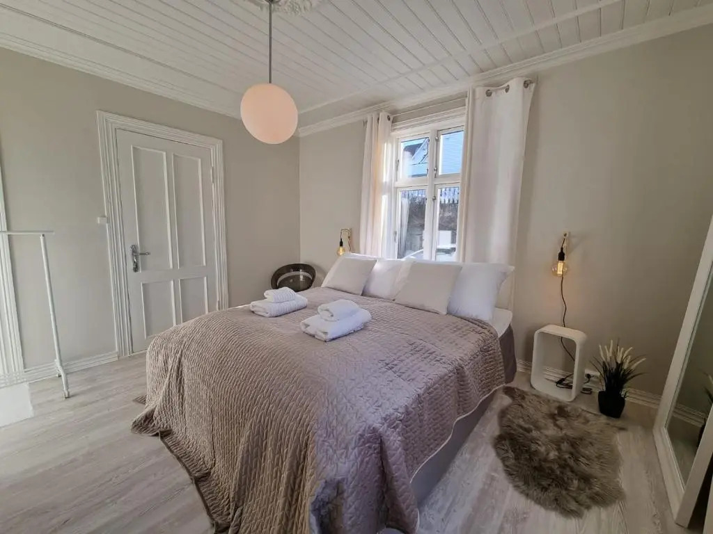 Modern and Central 2 BR w/King Beds + Free Parking