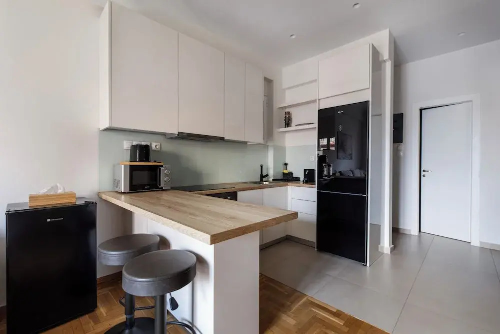 Attica - Captivating 2-Bedroom Apt & Balcony in Athens