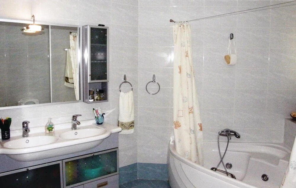 Awesome Home In Kamena Vourla
