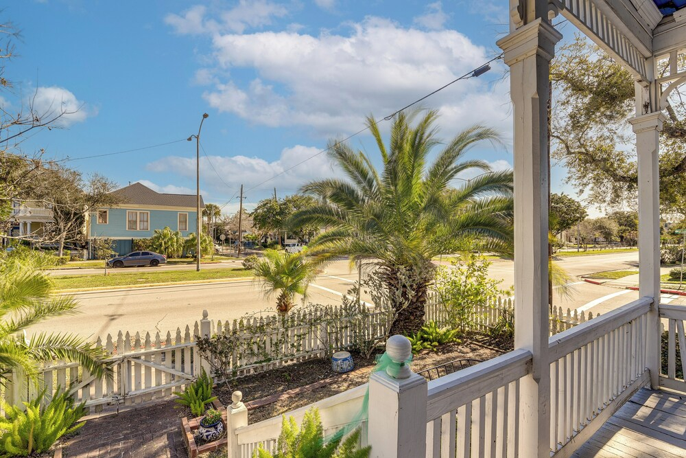 1/2 Mi to Beach! Historic Family Home in Galveston