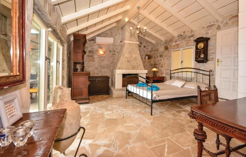 Beautiful Home in Podstrana With Wifi and 3 Bedrooms