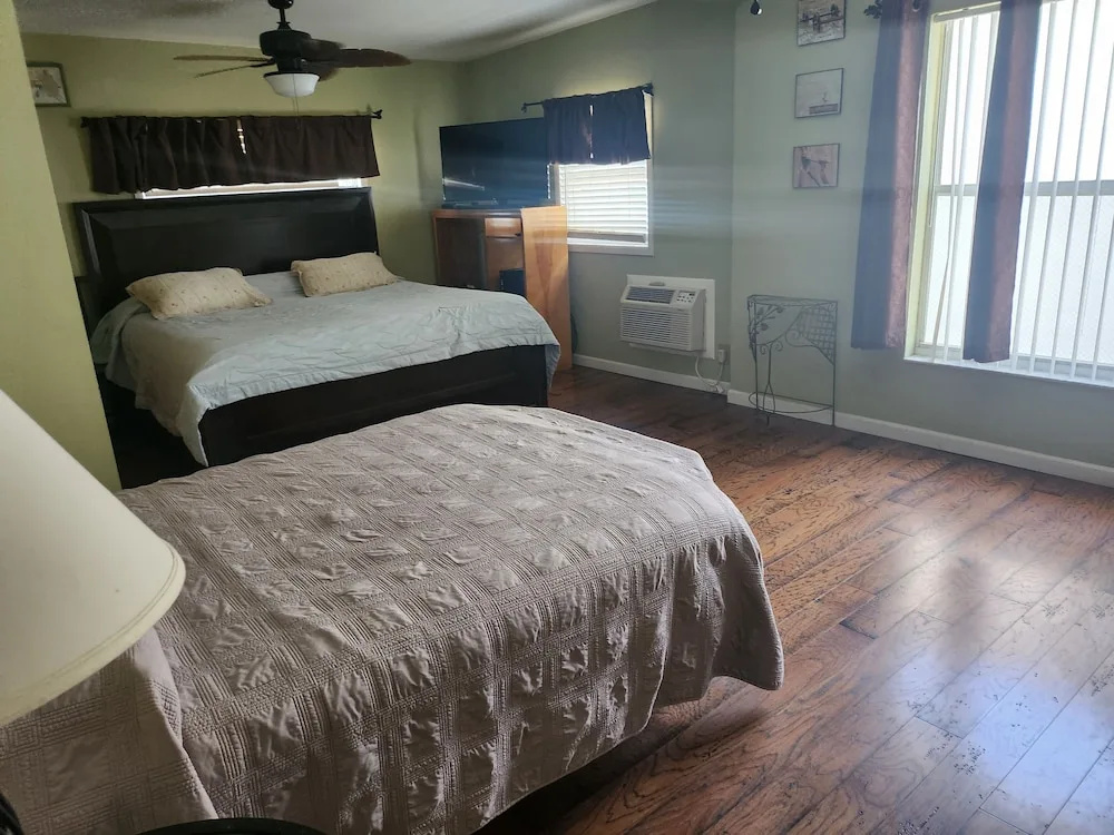 Silver Sands Motel
