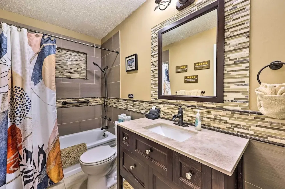 Holiday Island Home: Hot Tub & Wood Stove