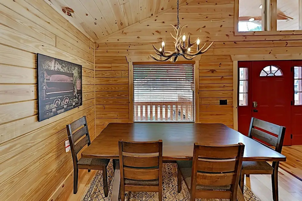 Southern Comfort: All-suite Getaway W/ Hot Tub 2 Bedroom Cabin