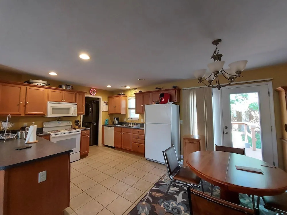 Blue Bird Hill with Deck & Middle of Branson Location