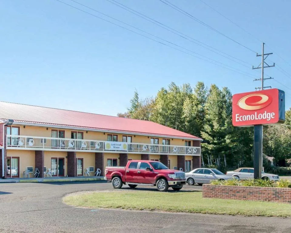 Econo Lodge Cadillac by Choice