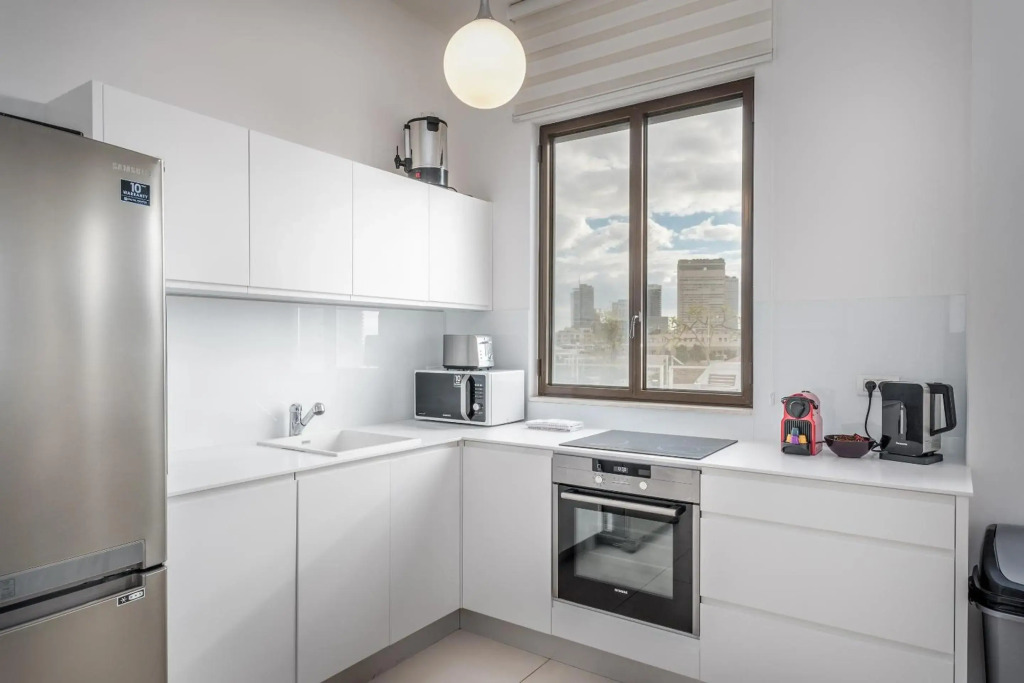 Modern & Bright 3 BDR close to the beach