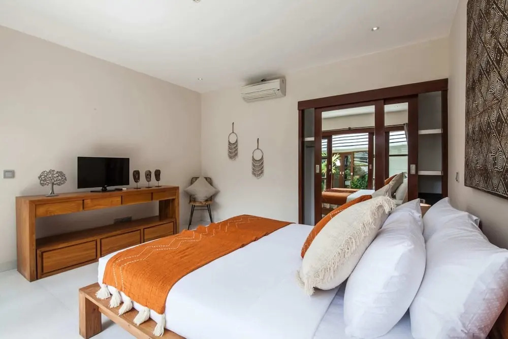 Villa Imbuh 2 - Tropical Oasis 3BR in Central Canggu
