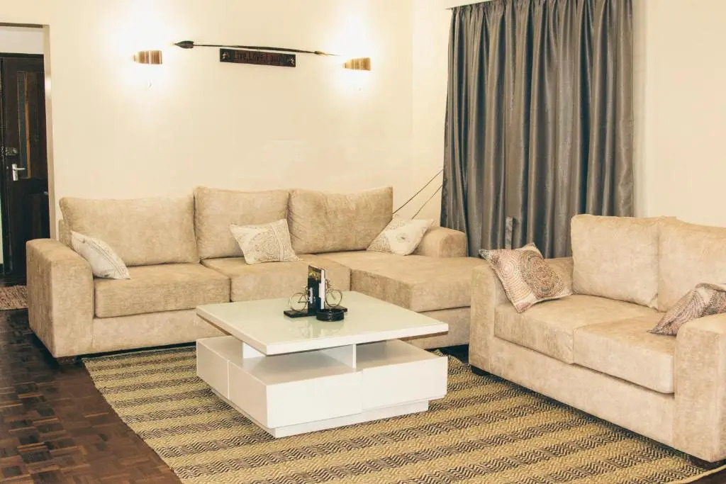 IKULU SUITES-Elegant Artistic 2-Bedroom Home