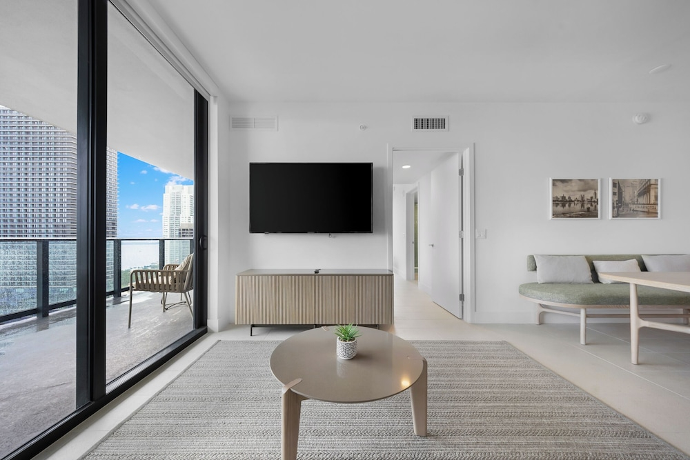 Upscale 3-BD Condo in DTW Miami