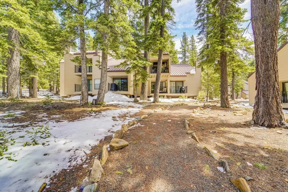 Steps to Lake: Scenic Carnelian Bay Retreat