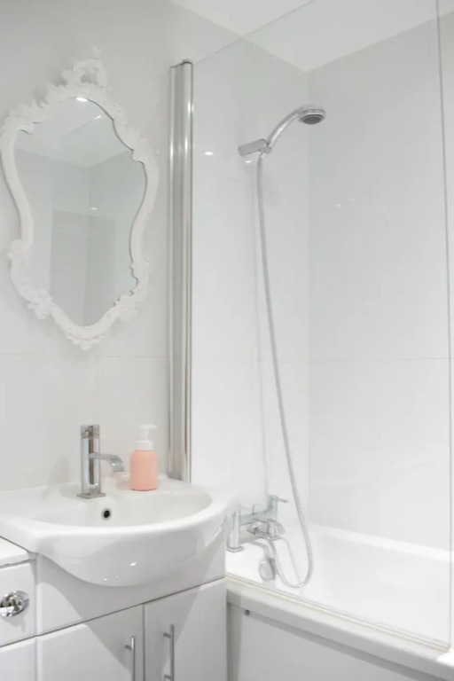 1 Bedroom Flat In Little Venice