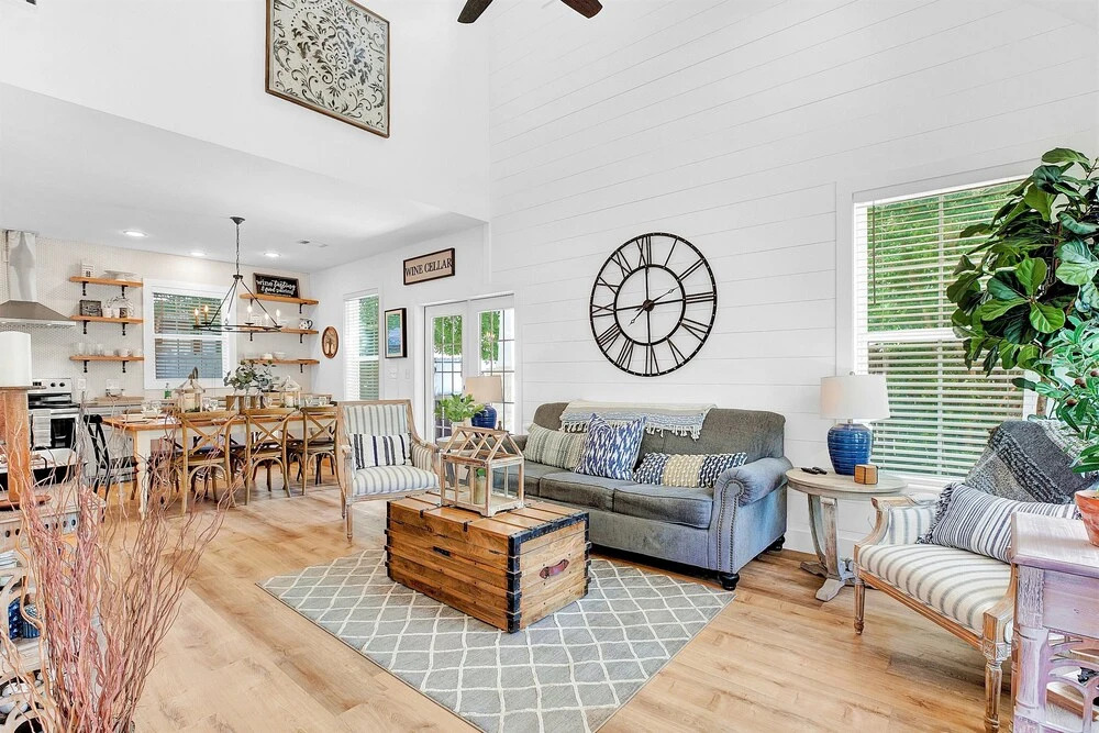 Luxury Home Near Main With Hot tub