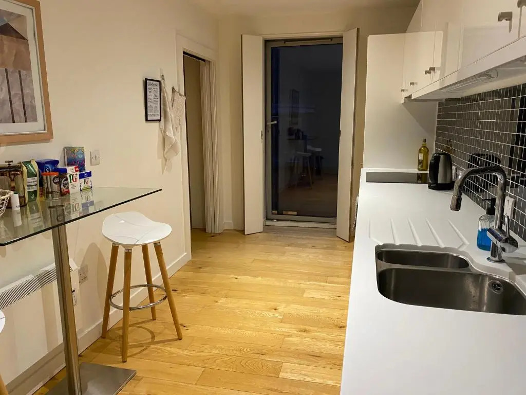 Central, modern and peaceful, lovely Cathedral views, two-bed apartment with 40" smart TV & free onsite parking