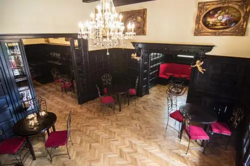 Casa Cu Farfurii