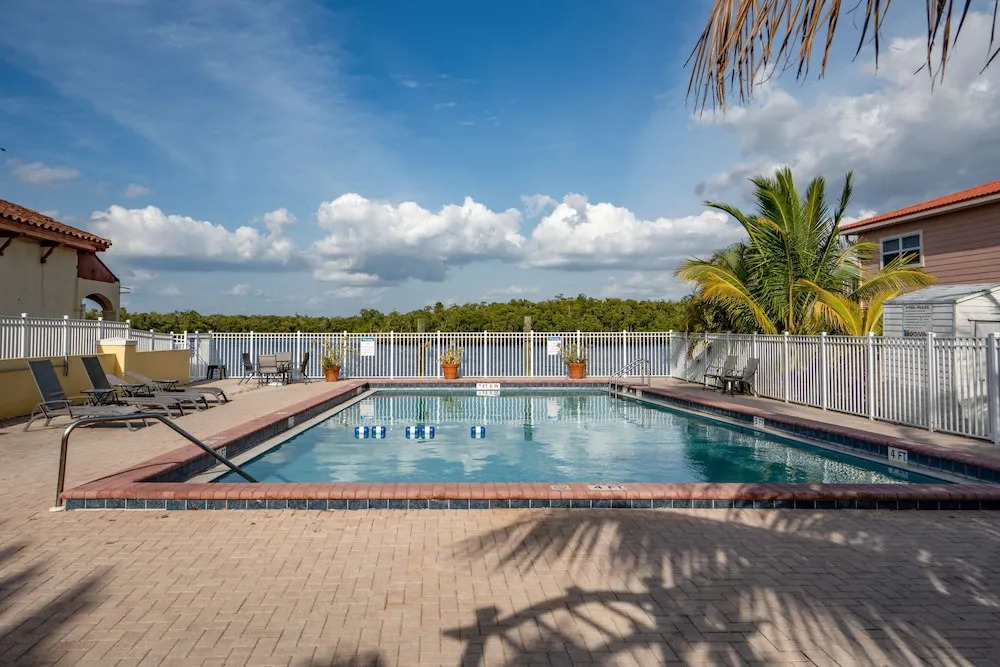Captain's Table Lodge and Villas