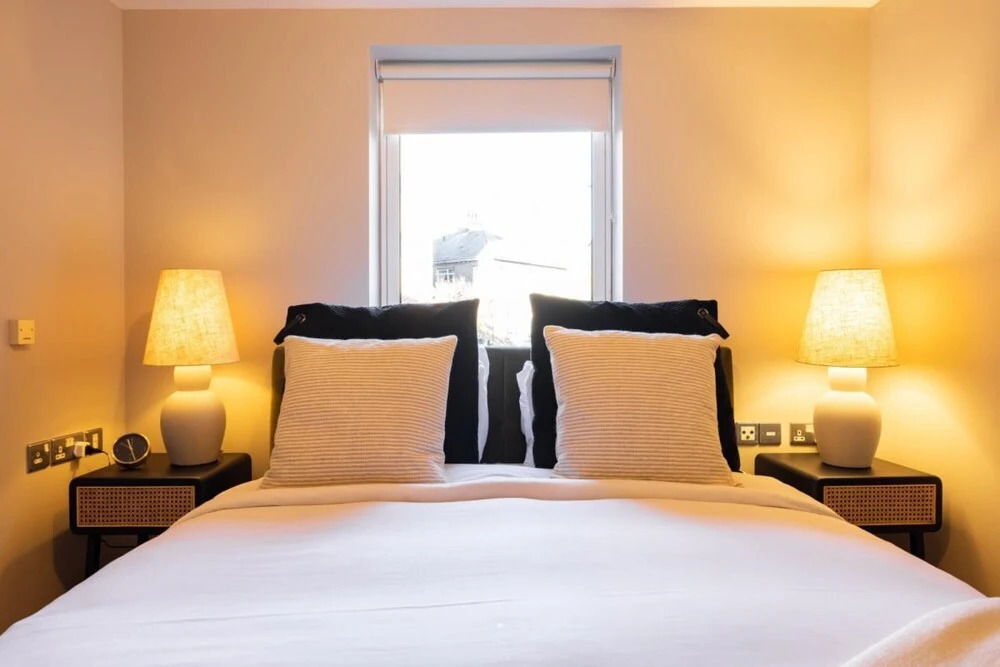 The Crystal Quarters - Modern Bright 2bdr Apartment