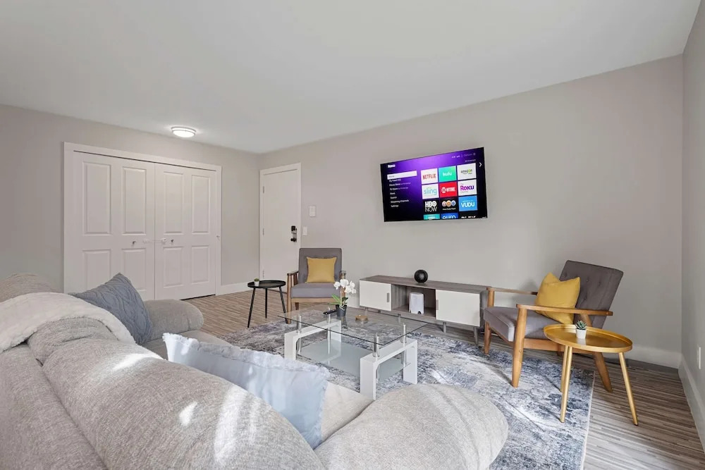 Bright and Airy 2BR 2BA in the Heart of the City