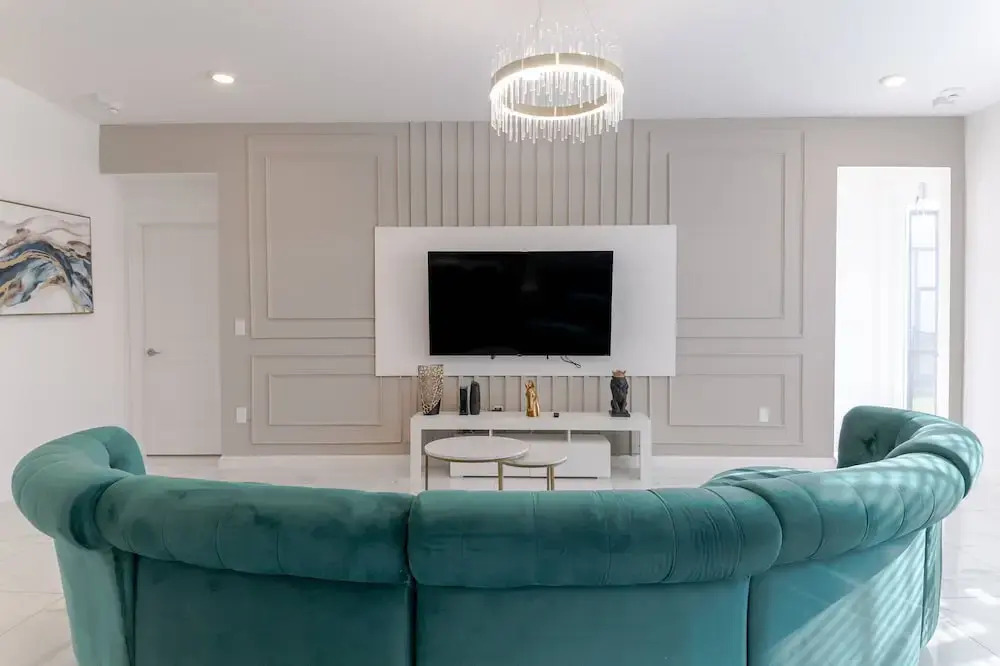 Sophisticated 9 Bedroom Close to Disney