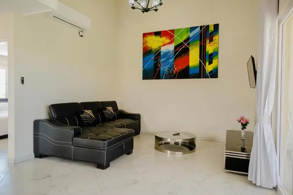 Huge 4-bedroom Apartment 2 km From Eagle Beach
