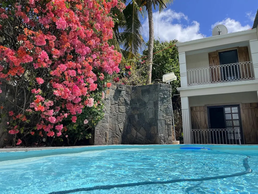 PAILLE EN QUEUE with HEATED POOL PISCINE CHAUFFEE