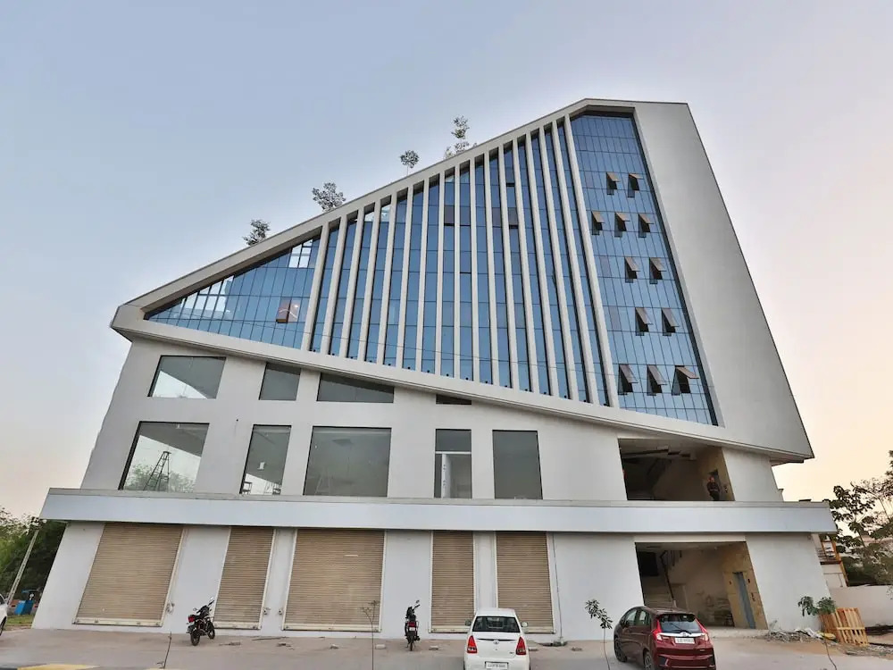 OYO 13033 Hotel Raadhe