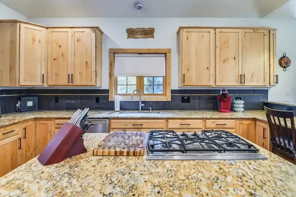 Mtn-view Cabin w/ Private Hot Tub in Georgetown!