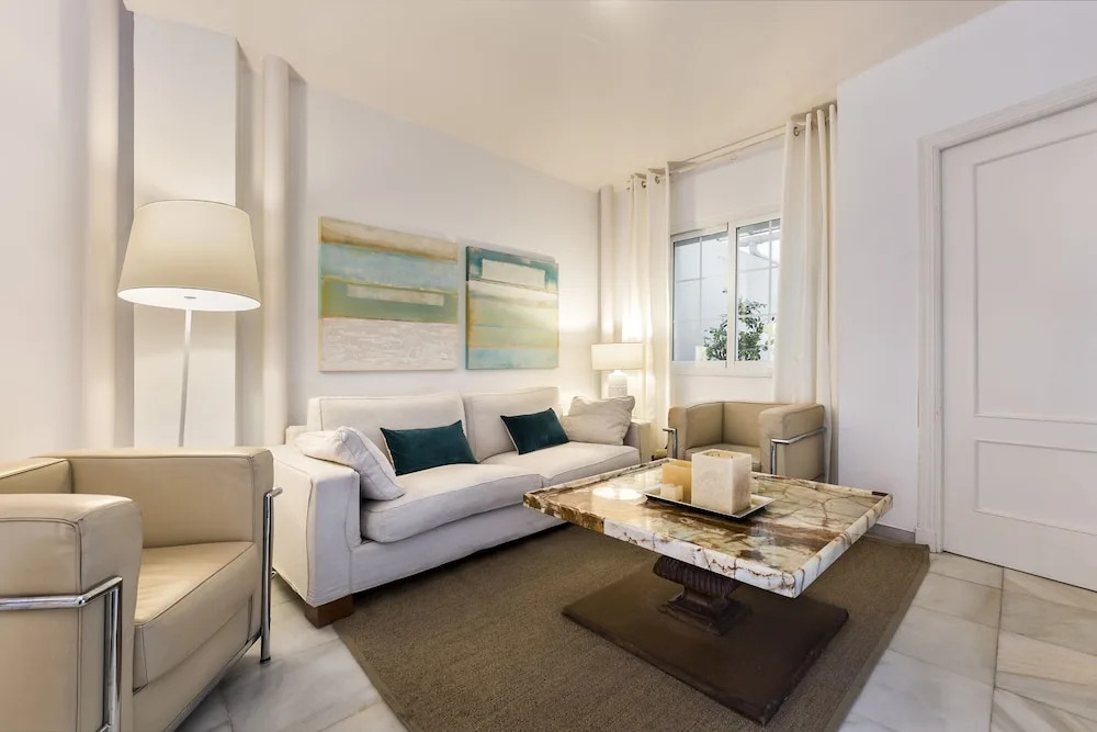 Prime Location 3 BD Duplex With Patio. Fernandez y Gonzalez