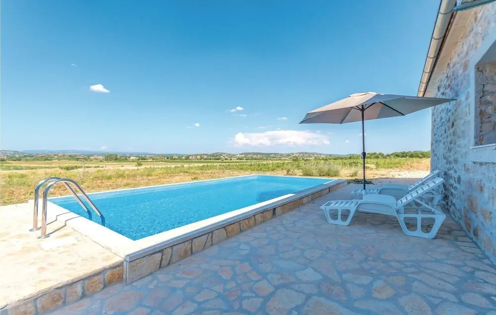 Amazing Home in Lisane Tinjske With 4 Bedrooms, Wifi and Outdoor Swimming Pool