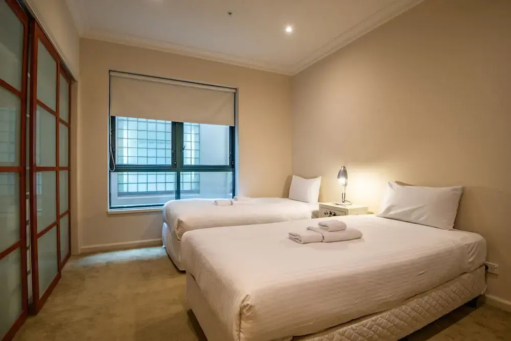 Elegant 4B 2B Unit in Melbourne CBD w/ Parking!