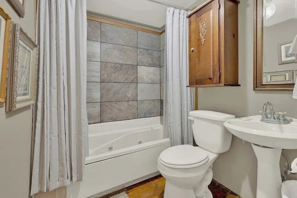 East Suite in Gillespie House -steps to Main Street!