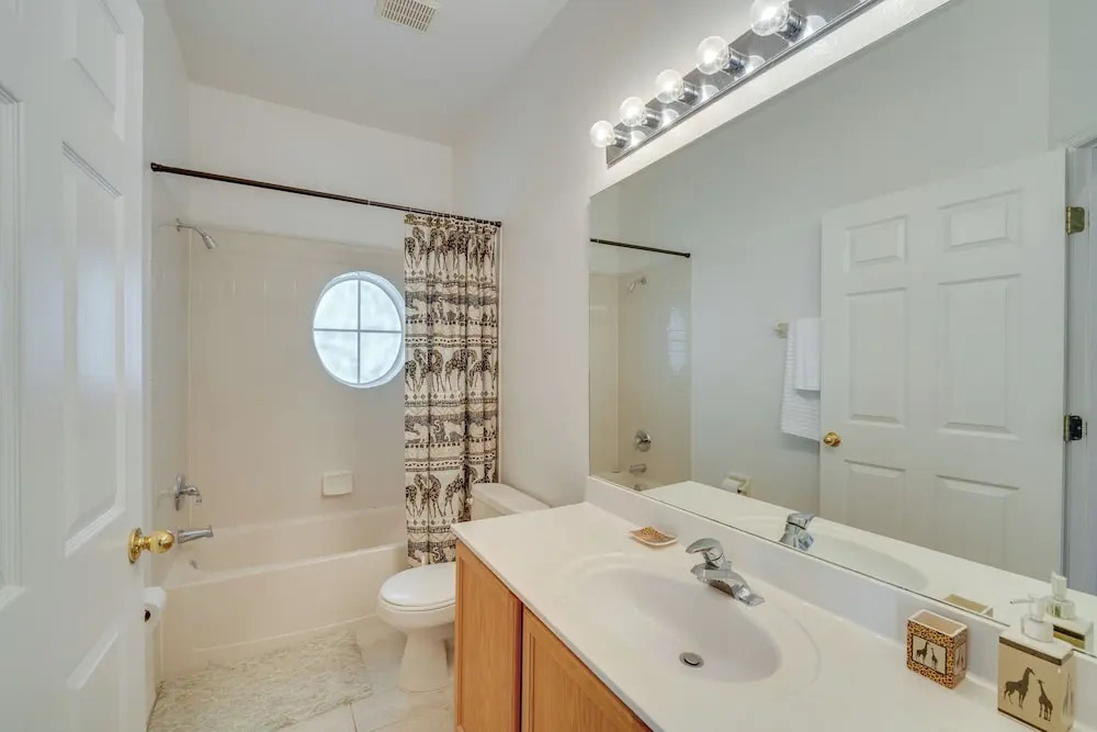 Lake-View Escape w/ Lanai in Kissimmee