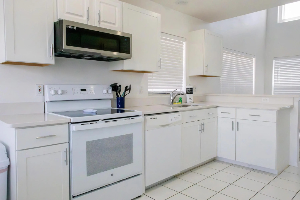 3 Bedroom 2.5 Bathroom Villa with Lakeside Pool, Kissimmee, US