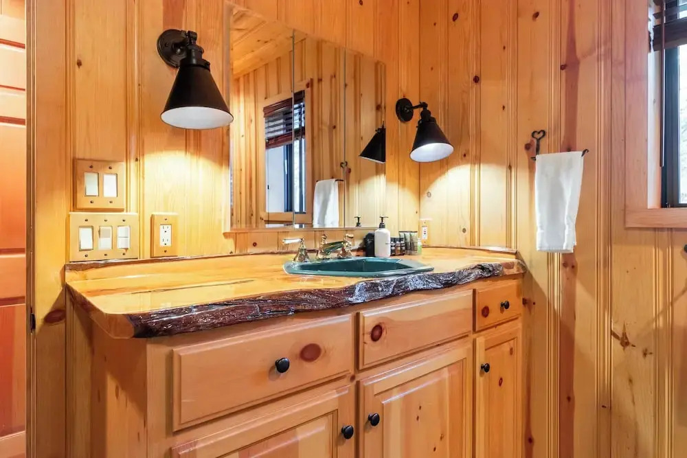 Shoreline Lakehouse by Avantstay Majestic Lakefront Cabin w/ Hot Tub & Fire Pit!