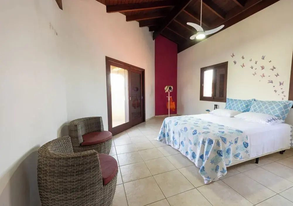 Casa com rea Gourmet e Quintal a 200 m da Praia