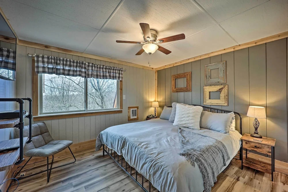 1 Mi to Skiing: Beech Mountain Condo w/ Fireplace!
