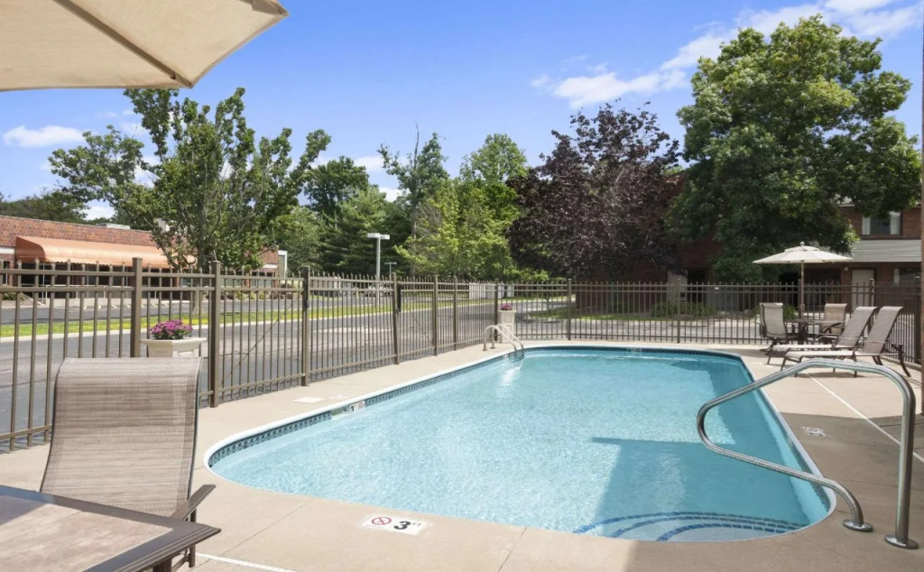 Super 8 Beachwood